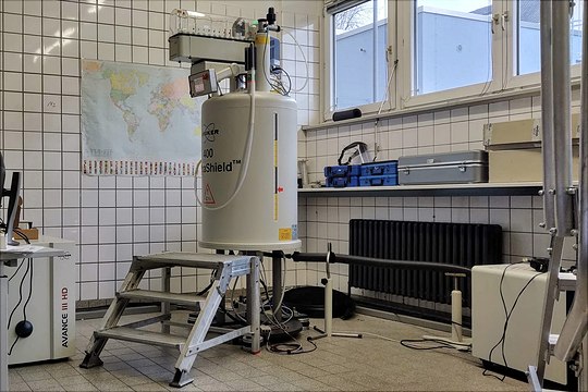 av3400-540x360 400 MHz NMR-Magnet mit Aluplatform in einem Raum vor gekachelter Wand