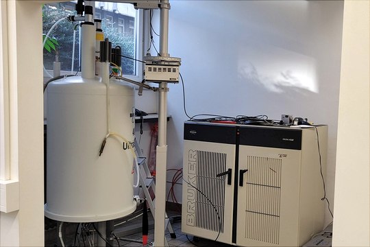 av2400-540x360 Raum mit 400 MHz NMR-Magnet und Bruker Konsole