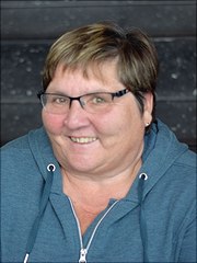 priegnitz-vera Person im Profil vor Treppe als Hintergrund