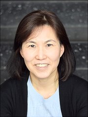lee-young-joo Person im Profil vor Treppe als Hintergrund