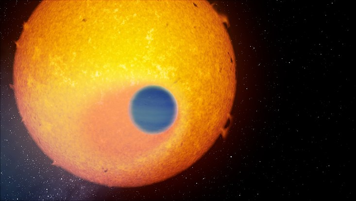 Der beobachtete Planet schiebt sich vor seinen Zentralstern, so dass seine Atmosphäre durchleuchtet wird.