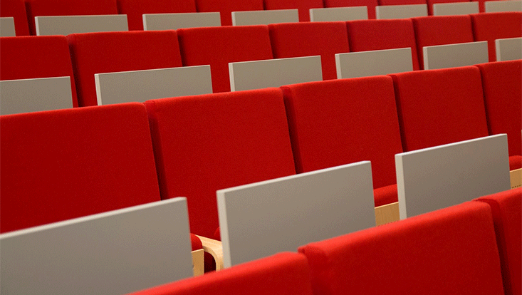Sitzreihen in einem Hörsaal