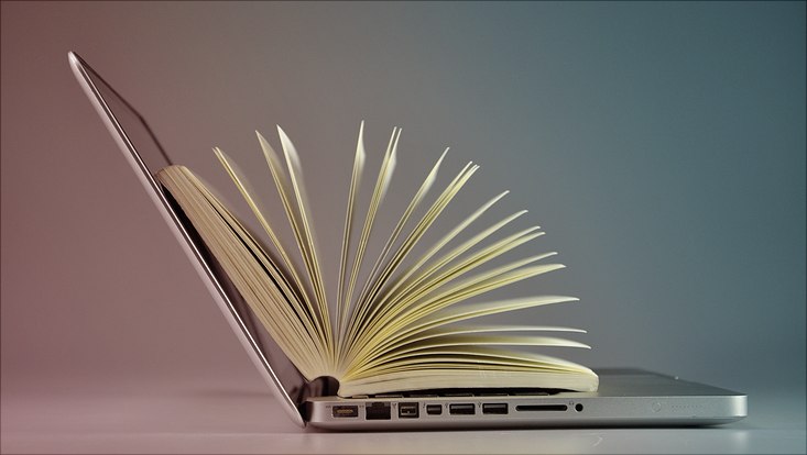 Kombination aus Buch und Notebook