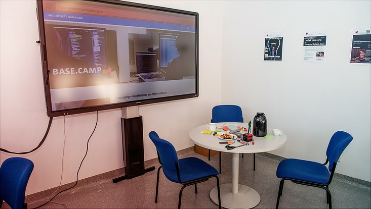 bc4 733x414 Bildschirm und Besprechungsecke im base.camp