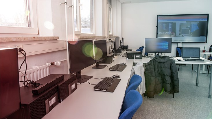 Die Rechner-Arbeitsplätze und Bildschirm im base.camp