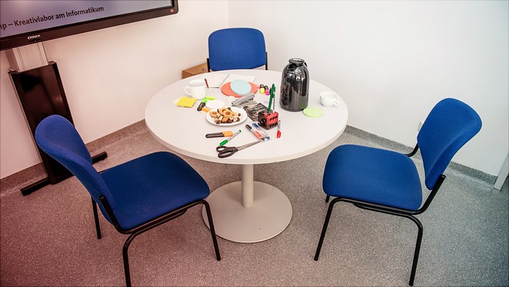 bc9 733x414 Besprechungsecke im base.camp