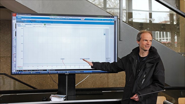 Ingo Lange erklärt die Livemessungen des Wetterballons.