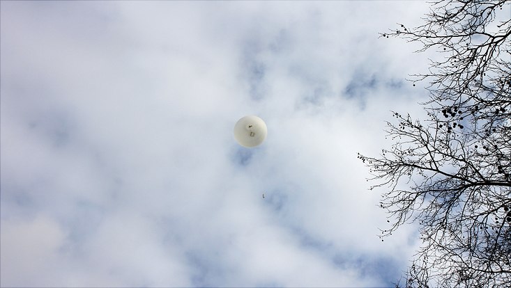 Der Wetterballon steigt zum Himmel.
