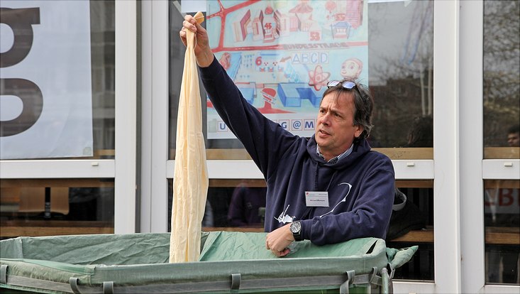 Michael Offermann vom Fachbereich Geowissenschaften zeigt den noch nicht gefüllten Wetterballon.