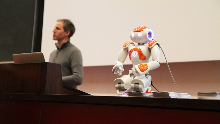 Der kleine Roboter aus dem Fachbereich Informatik kann Emotionen in Gesichtern erkennen.