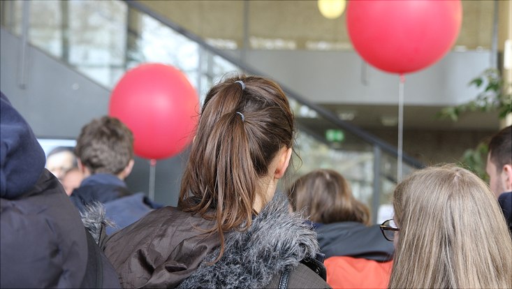 Schülerinnen und Schüler hören einen Vortrag über meteorologische Messungen mit Wetterballons.