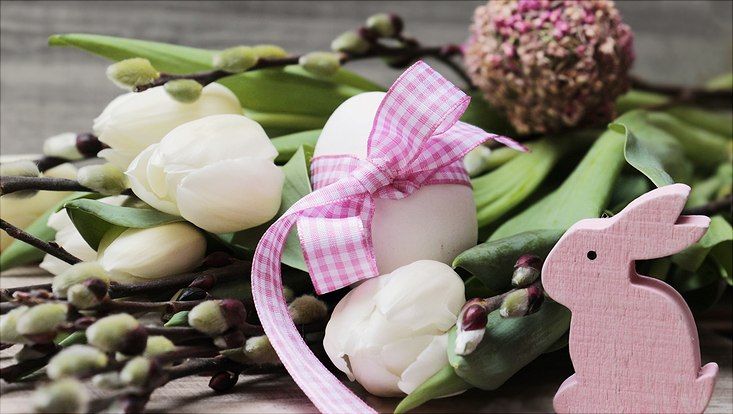 Zweige, Tulpen, Osterei mit karierter Schleife und rosa Holzosterhase