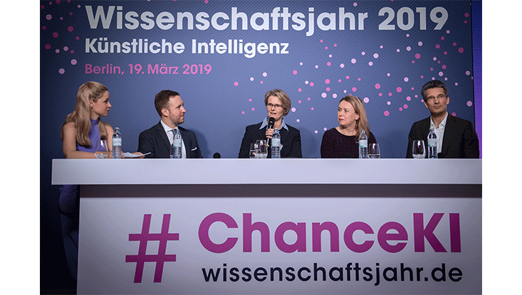 3 Frauen und 2 Männer sitzen auf dem Podium und diskutieren