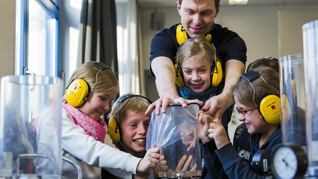Schüler im Vakuumlabor bei physik.begreifen