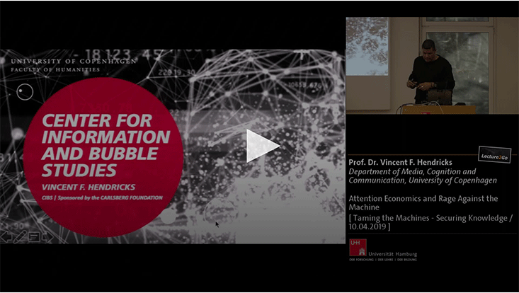 Startfolie von Vincent Hendricks Vortrag und rechts oben ein Foto bei der Vorlesung von ihm