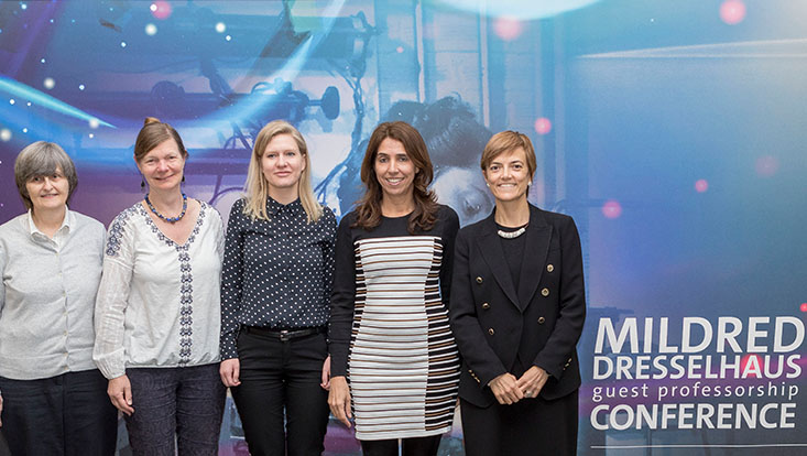 Fünf Preisträgerinnen stehen vor dem Konferenzbanner