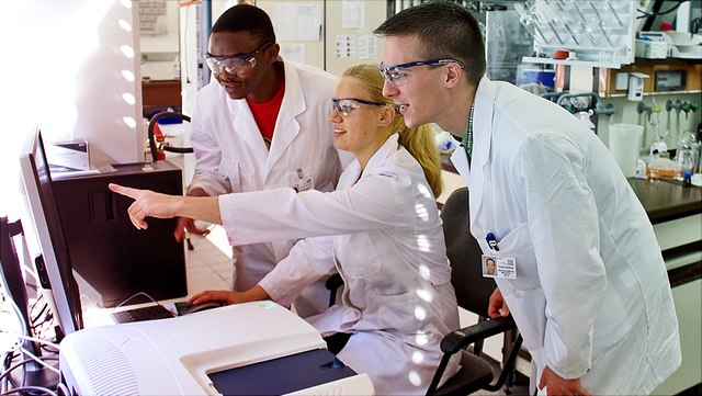 Wissenschaftlicher am Spektrometer