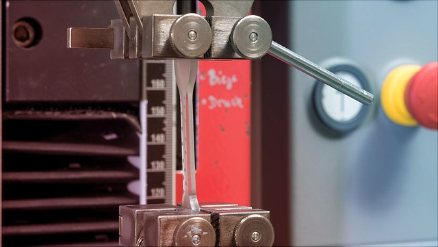 Prüfkörper in Zug-Dehnungs-Maschine