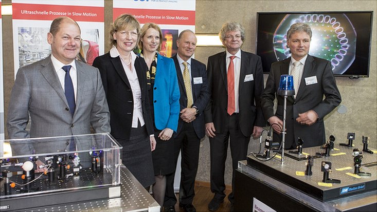 Gruppenbild von Olaf Scholz, Dr. Dorothee Stapelfeldt, Prof. Dr. Jetta Frost und Prof. Dr. R. J. Dwayne Miller, Prof. Dr. Horst Weller, Prof. Dr. Klaus Sengstock