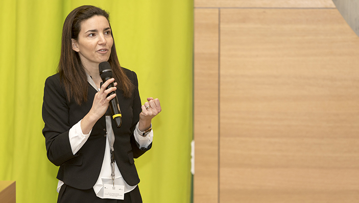 1.francesca-733x414 frau spricht