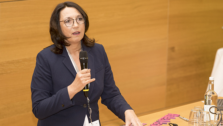 2.vernau-733x414 frau spricht