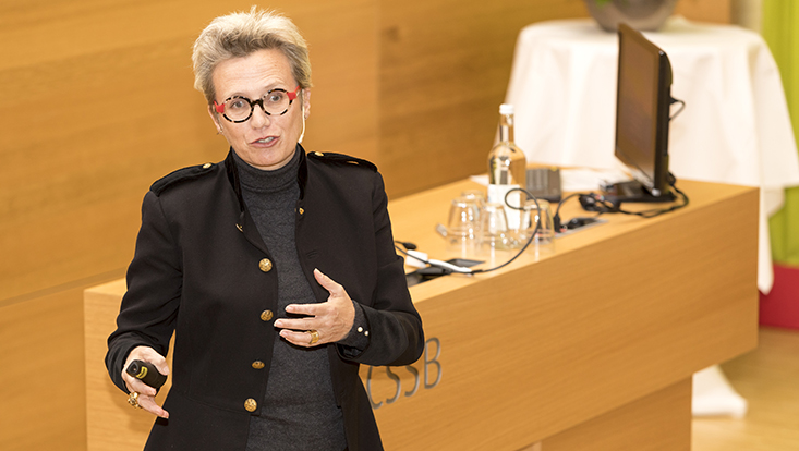 3-plehwe-733x414 frau spricht