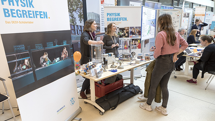 11.messestand1-733x414 messestand