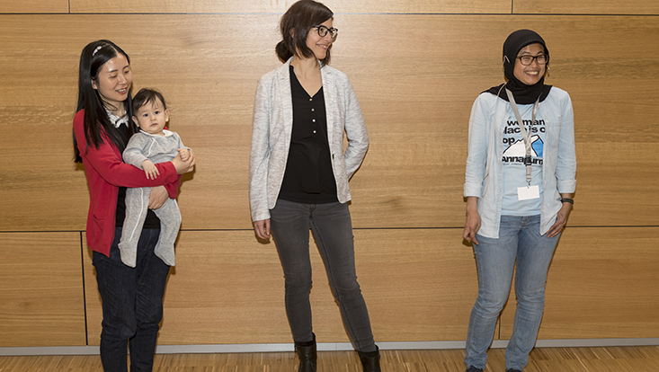 16.storytellers-733x414 drei frauen und ein baby