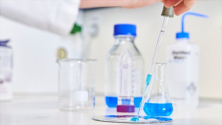 Mit Hilfe von Aceton haben Schülerinnen die Oberfläche einer CD so verändert, dass man nach dem Auftropfen einer blauen Flüssigkeit den chemisch hergestellten Lotuseffekt erkennen kann.