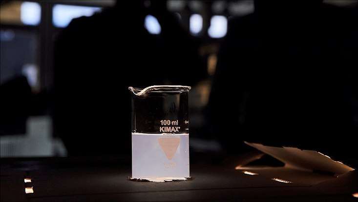 Die Schülerinnen schauen bei der Entstehung von Schwefelnanopartikeln zu (dem chemischen Sonnenuntergang).