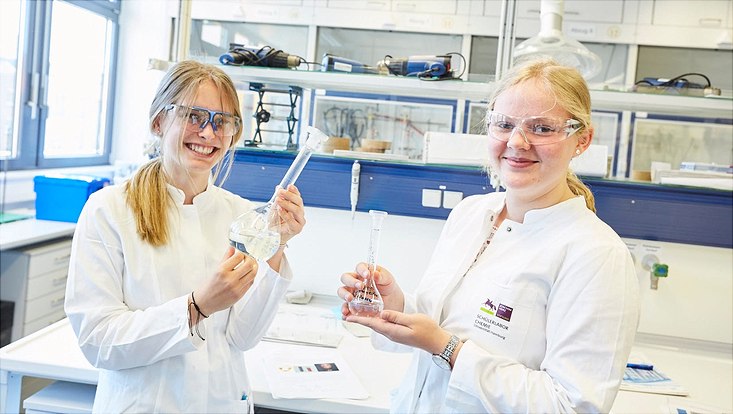 Schülerinnen bei der Synthese von Gold-Nanopartikeln.