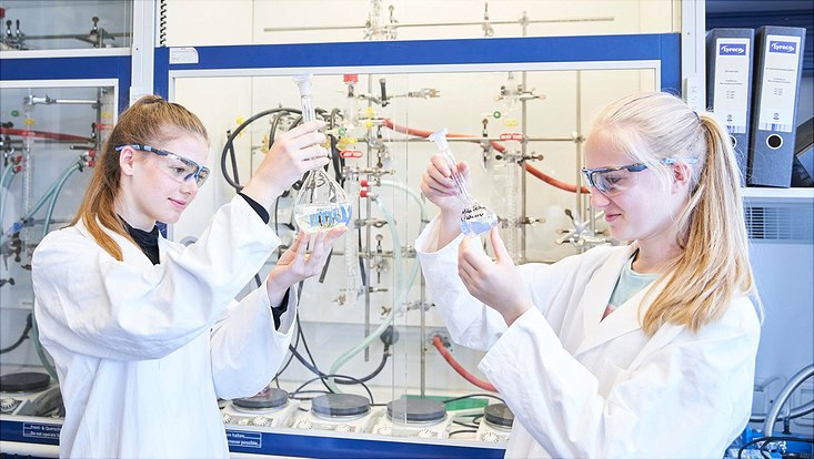 Schülerinnen bei der Synthese von Gold-Nanopartikeln.