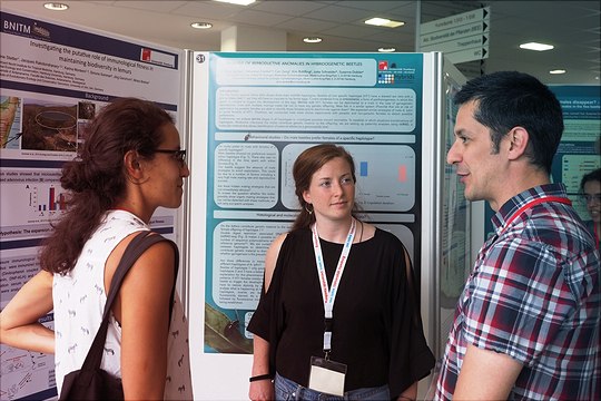 poster session i 540x360 Discussion during the poster session
