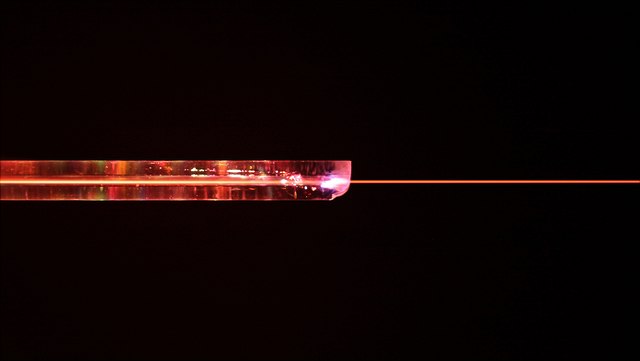 Laser trifft Faser