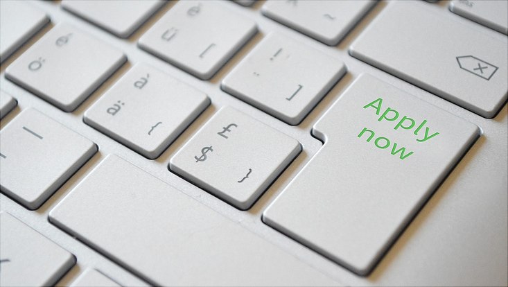Imagebild Bewerbung: Ausschnitt eines Keyboards mit grünem Schriftzug "Apply Now" auf der Return-Taste