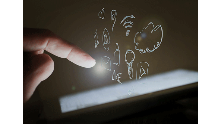 Finger über Touchscreen eines Smartphones, stilisiert sind die Möglichekeiten der Nutzung dargestellt: Musik, E-Mail, Internet, soziale Netzwerke