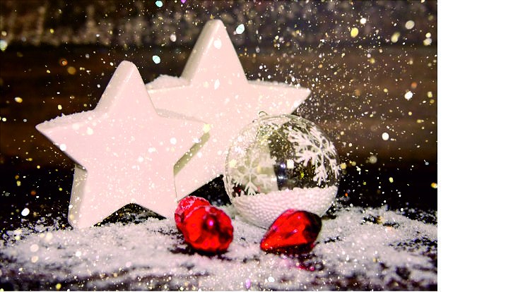 2 weiße Sterne, eine weiße Weihnachtskugel, 3 rote Weihnachtskugeln, Schnee