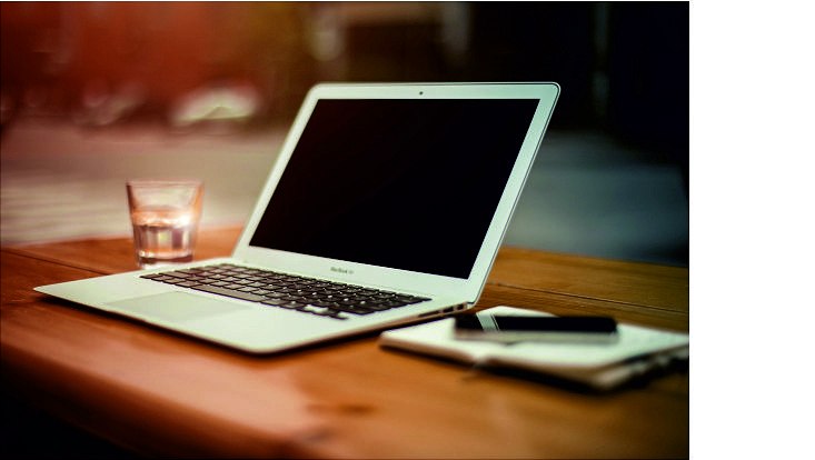 aufgeklapptes Notebook