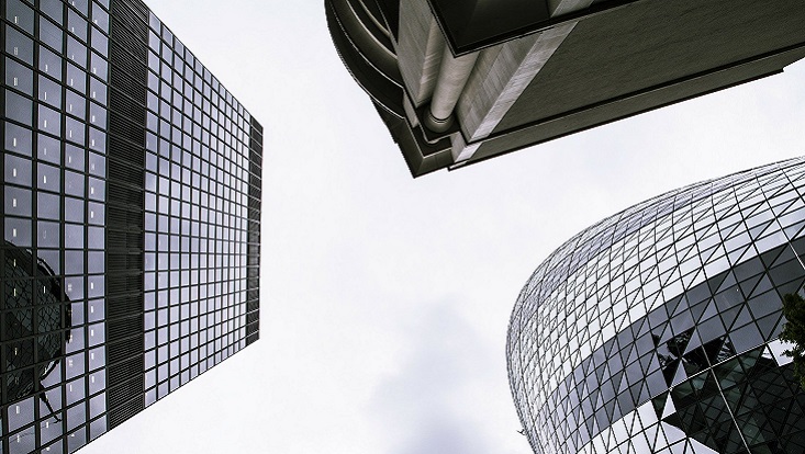 Hochhäuser von oben. Symbolisch für Stadt, Stadtklima und Klimawandel.