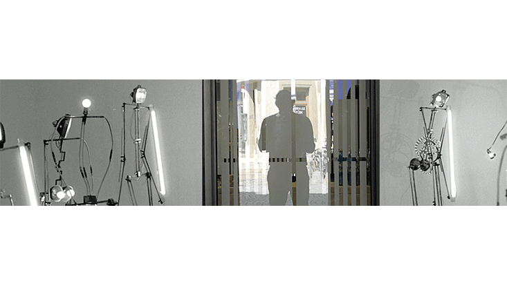 Fotocollage aus stehendem Mann mit Hut vor einem Fenster und Zimmer mit Beleuchtungsobjekten