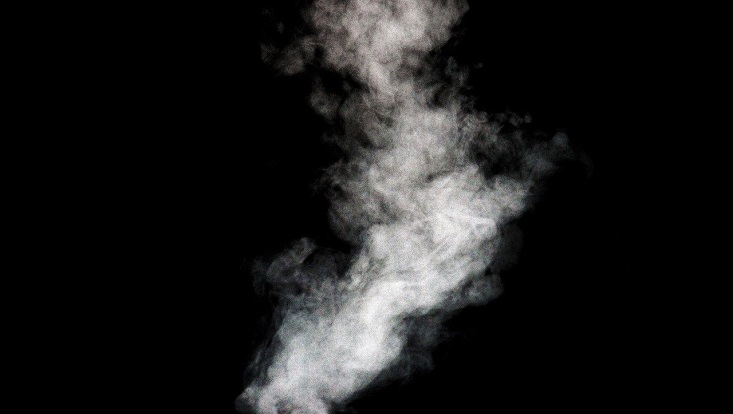 emissionen-pixabay-athree23 Weißer Rauch vor schwarzem Hintergrund.