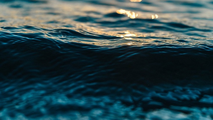 Dunkeler Ozean in Nahaufnahme. Symbolisch für Meer, Meeresspiegel, Ozeane.