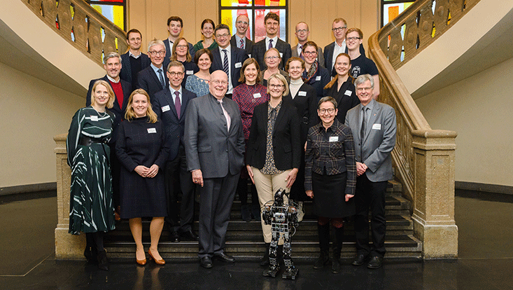 Gruppenfoto mit der Bundesministerin Anja Karliczek, Universitätspräsident Lenzen sowie weiteren Vertretern der UHH im Treppenaufgang des Universitätsmuseums