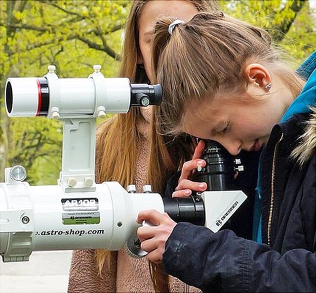 Schülerinnen schauen durch ein Teleskop beim Girl's Day 2018 an der Hamburger Sternwarte