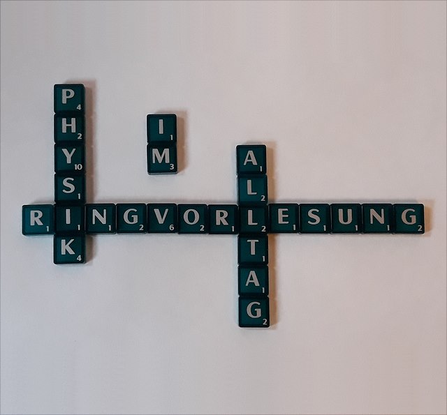 Ringvorlesung Physik im Alltag mit Scrabblesteinen in Form eines Kreuzworträtsels gelegt