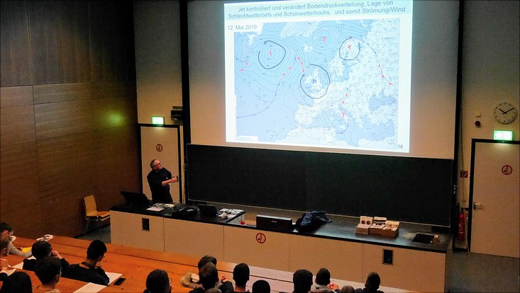 Dr. Müller erklärt die Entstehung einer Wettervorhersage