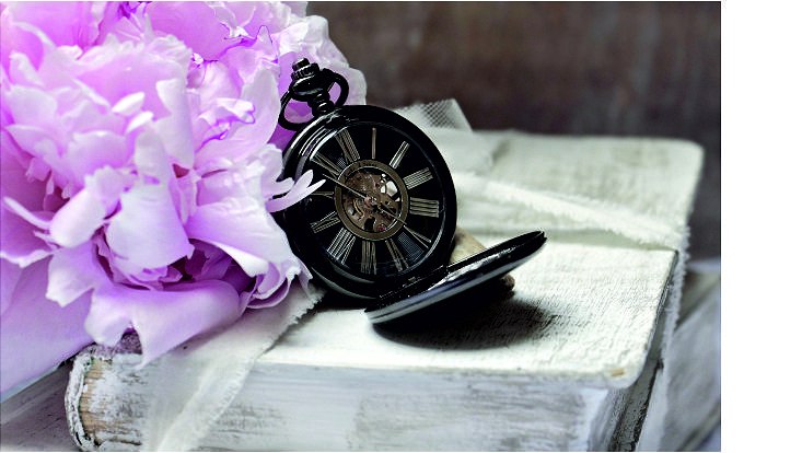 rosa Pfingstrose mit Holzbuch in weiß und Taschenuhr