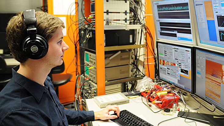 edu-01-open-positions Arbeit mit physikalischen Messungen an Monitoren