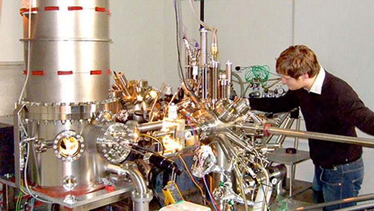 edu-04-open-positions Arbeit am Ultrahochvakuum-System
