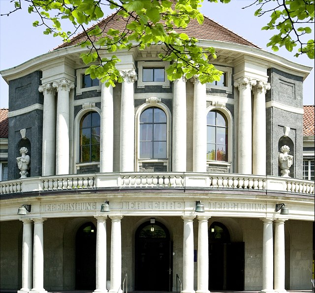 Frontansicht des Hauptgebäudes der Uni